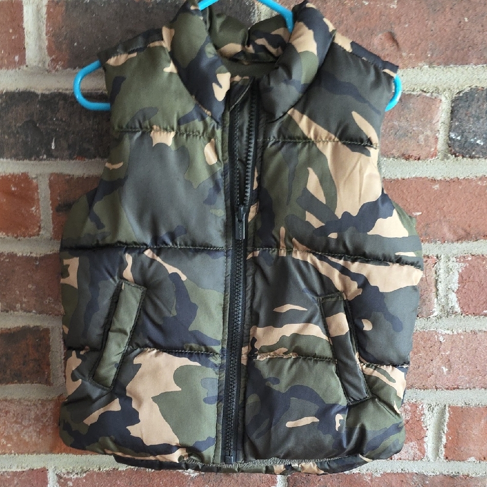 Old Navy Camo Puffer Vest – Toddler 2T
